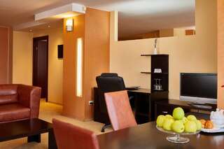 Отель Central Plaza Hotel Пьятра-Нямц Номер-студио с кроватью размера "king-size" и диван-кроватью-2