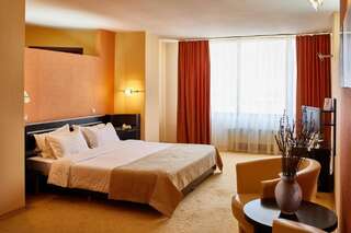 Отель Central Plaza Hotel Пьятра-Нямц Номер-студио с кроватью размера "king-size" и диван-кроватью-4